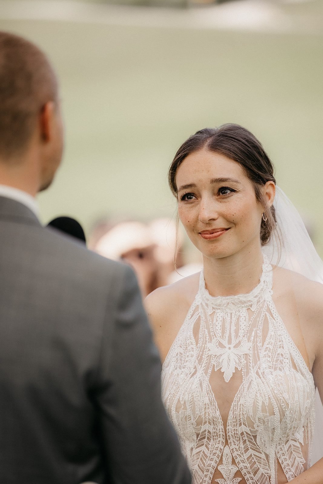 Braut im Spitzenkleid während der Trauung