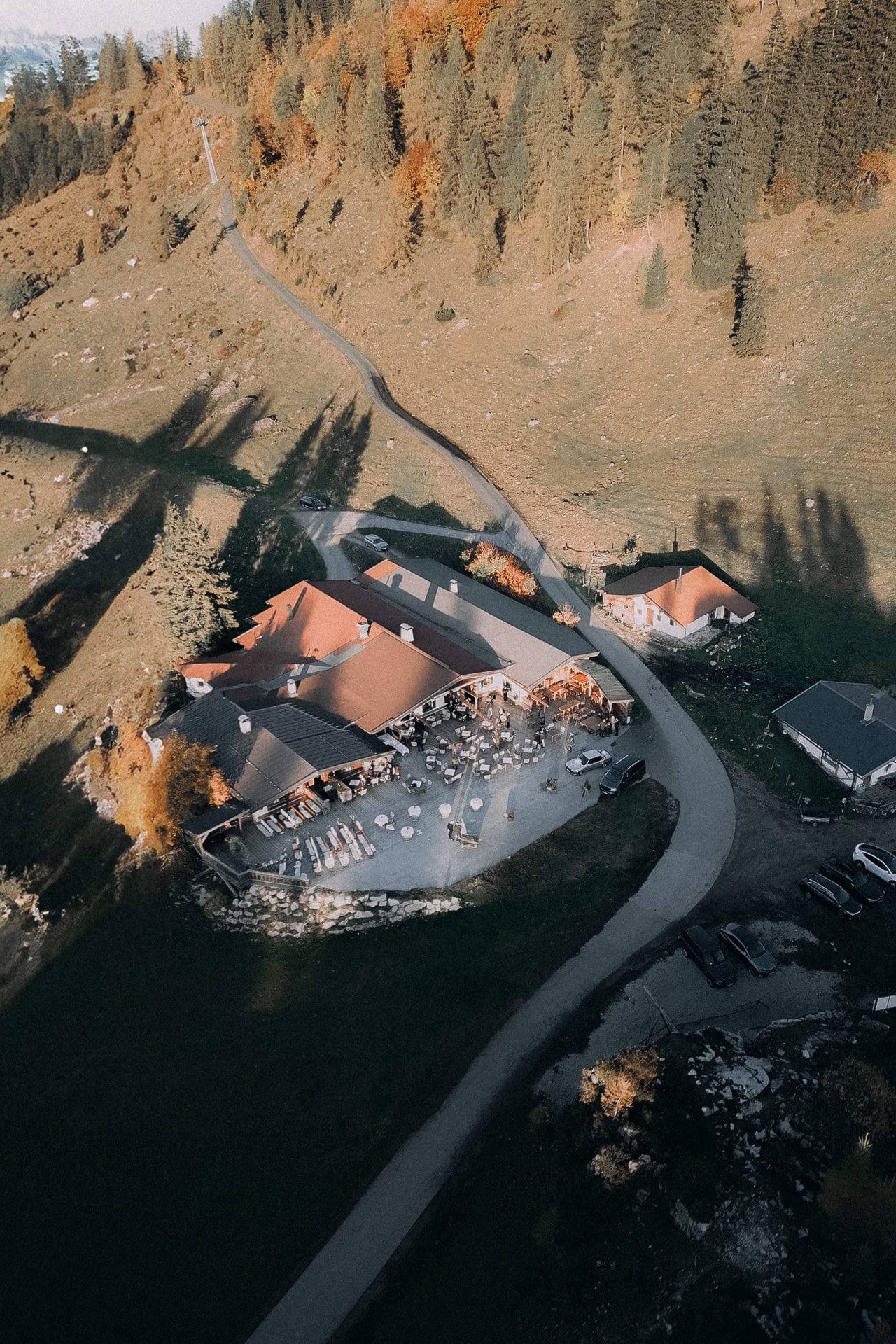 Die Hochzeitslocation am Berghang, aus der Luft