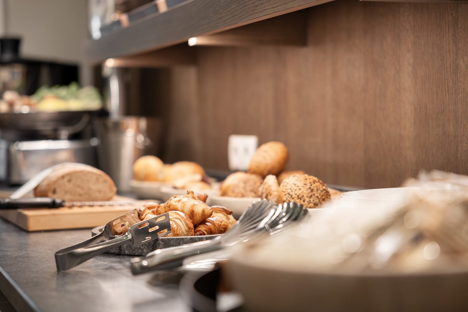 Frühstücksbuffet mit Brot und Gebäck