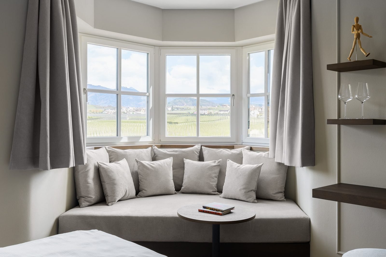 Erkerfenster mit Sitzbank und Blick ins Tal