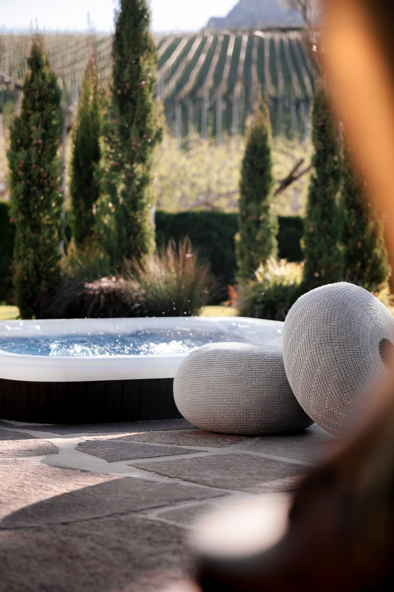 Whirlpool im Garten mit Blick auf die Weinberge