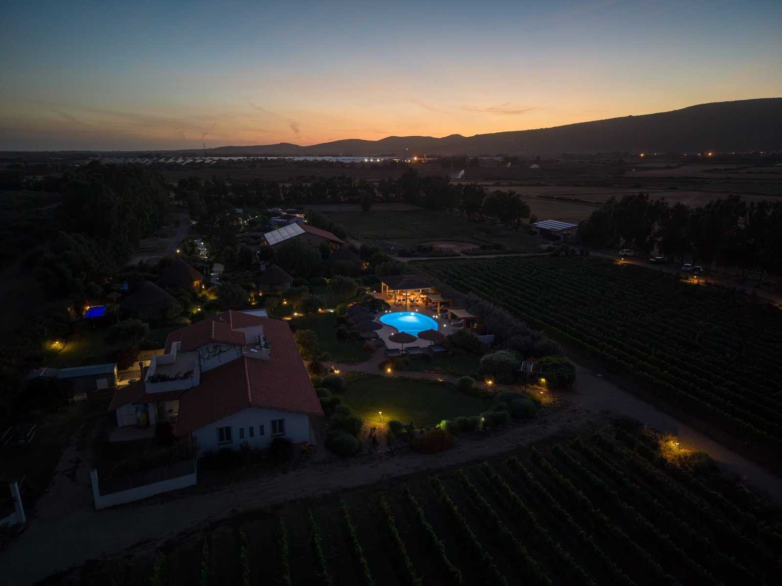 Das Resort inmitten der Weinberge, aus der Luft im Abendlicht
