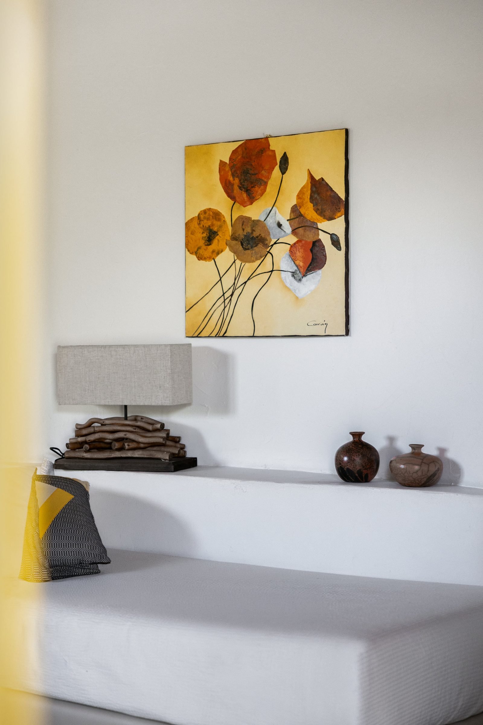 Heller Innenbereich mit Sitznische und Kunst