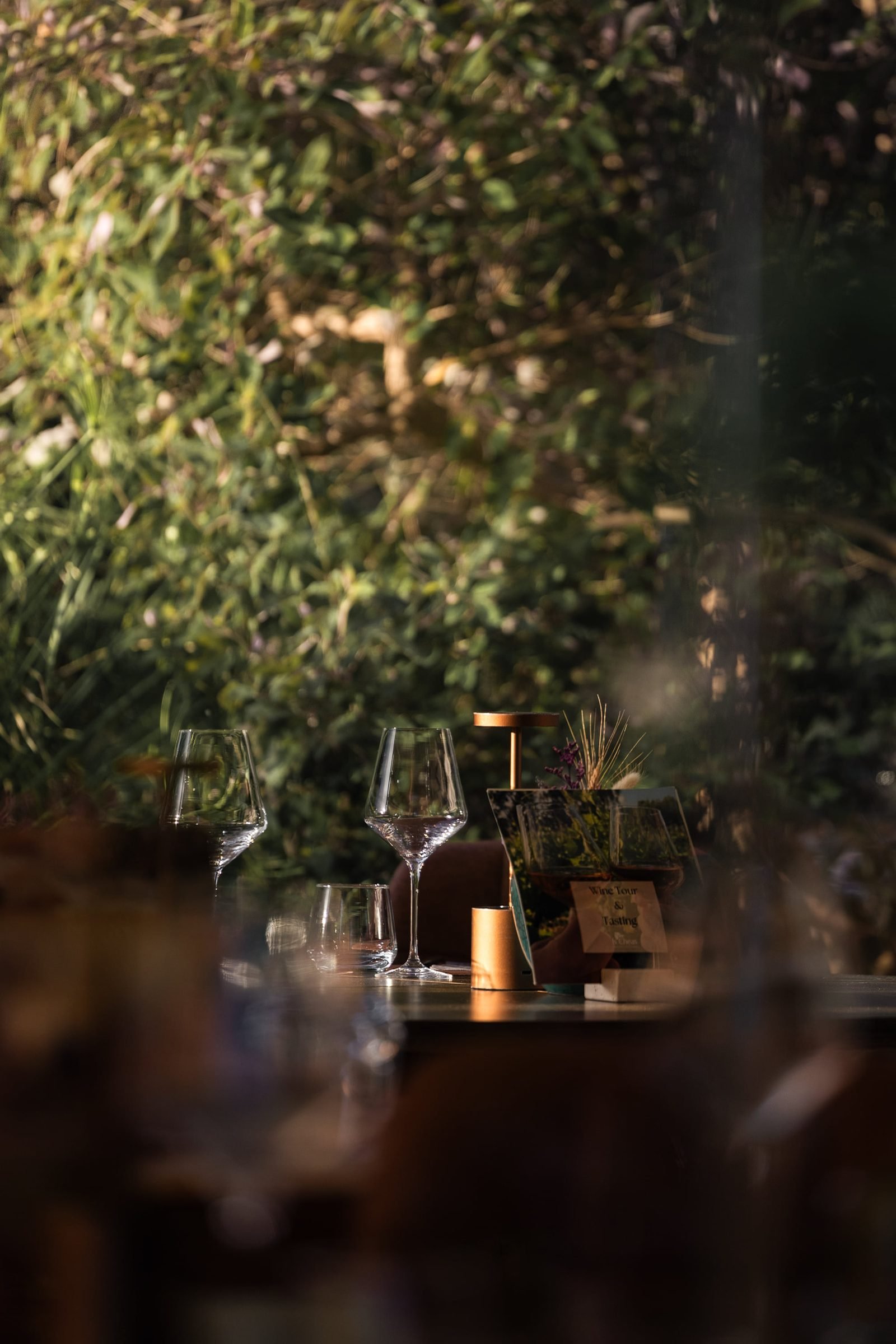 Gedeckter Tisch, durch Grün fotografiert